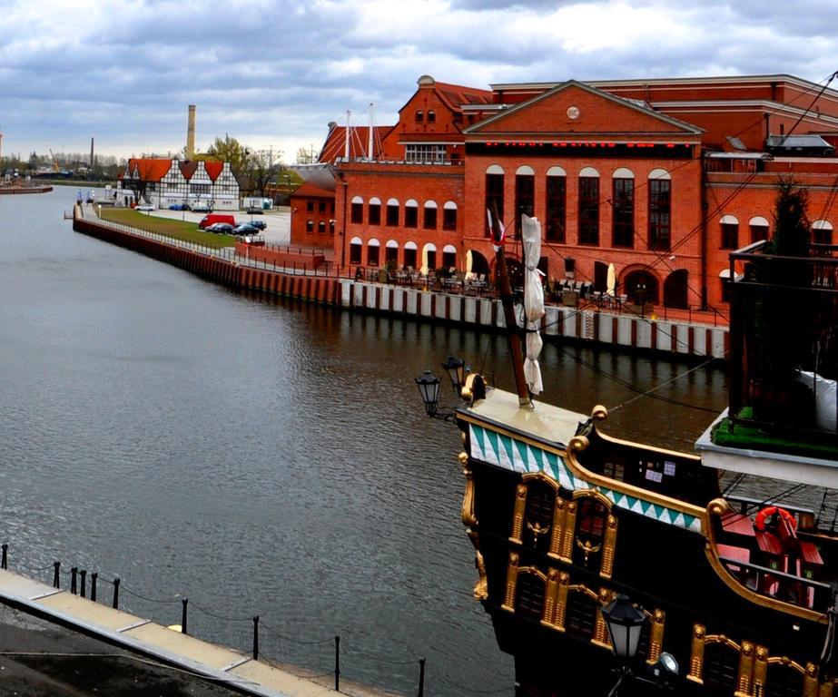 Gdansk Old Town River View Exterior photo